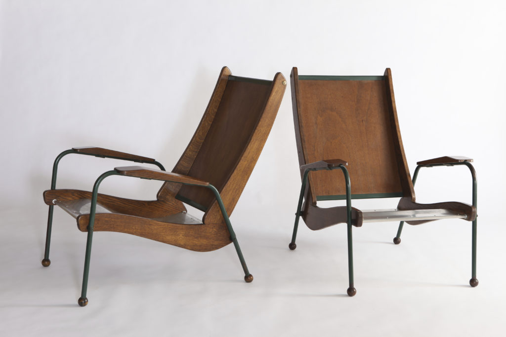 Jean Prouvé (1901-Nancy-1984)
Painted steel tube, aluminum and oak